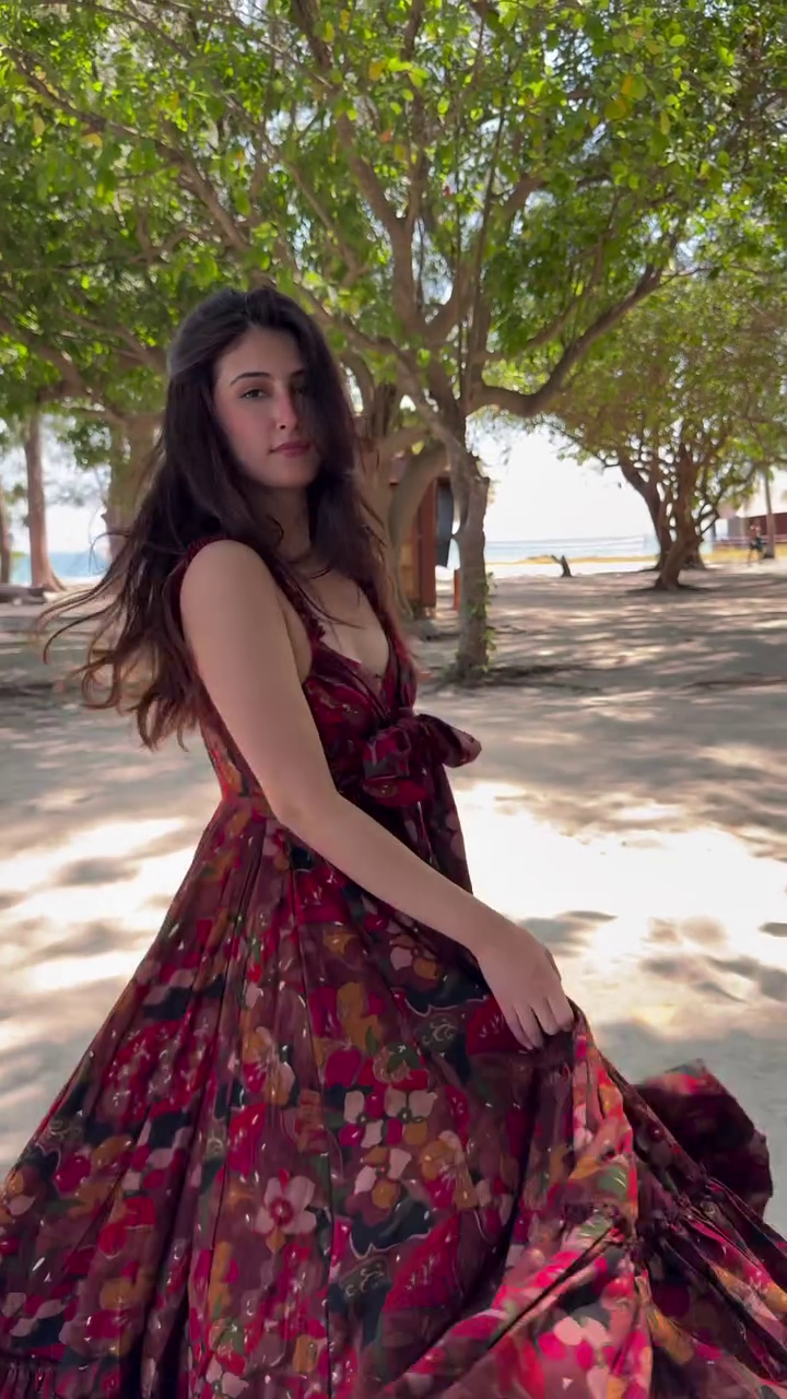 Romantic Red Floral Maxi Dress – Effortless Glam for Vacation Vibes