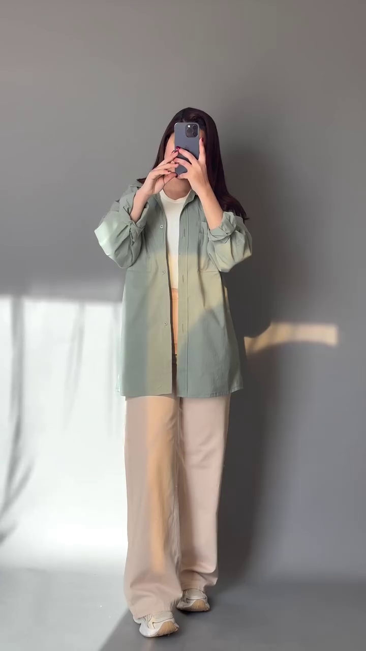 Effortless Layered Look – Oversized Shirt with Wide-Leg Pants