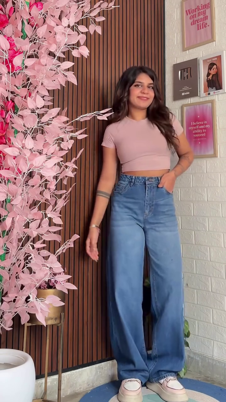 👖 Trendy Wide-Leg Ripped Jeans – Street Style Essential