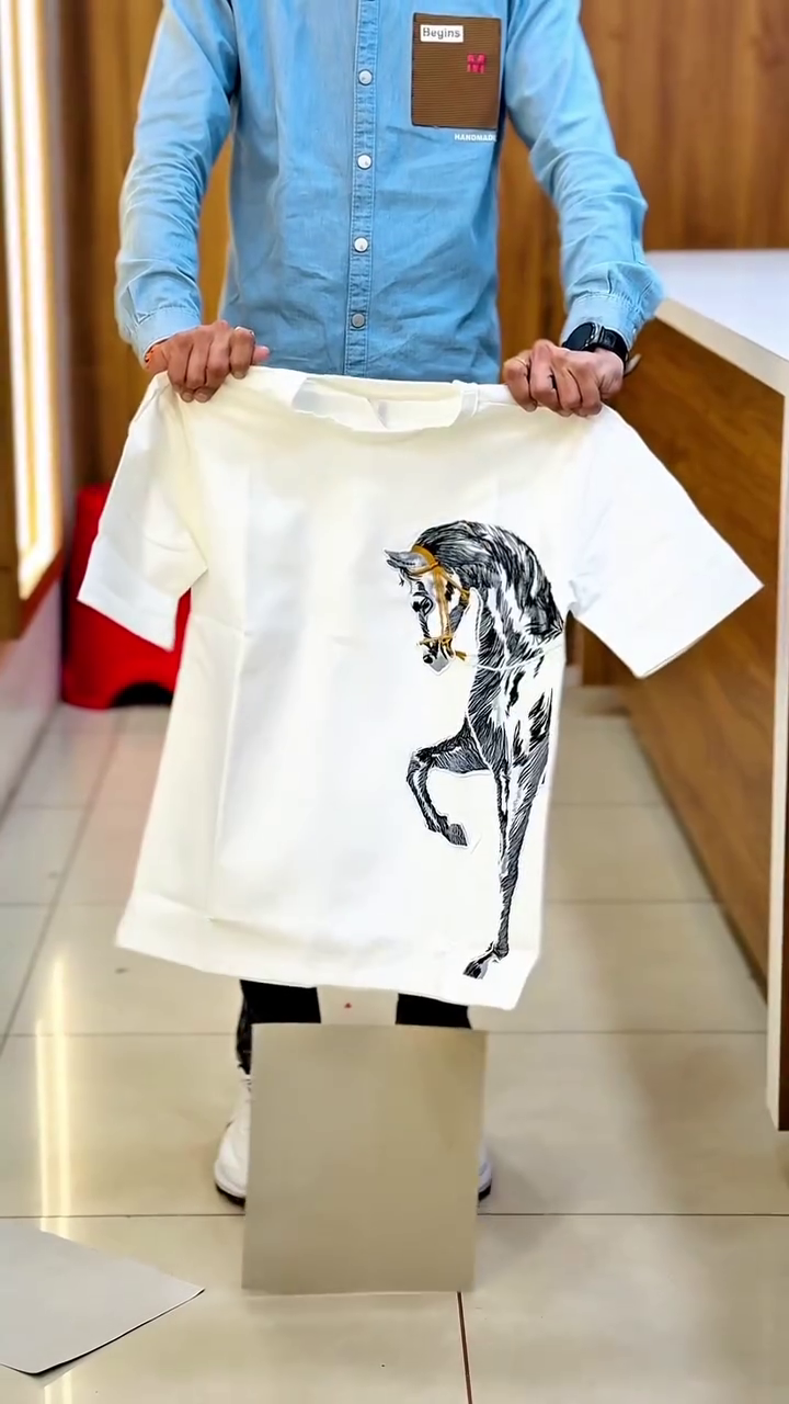 Stand Out in Style with This Bold Horse Graphic Tee