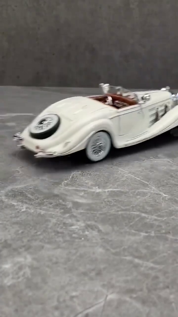 Vintage Classic Toy Car – Elegant Collectible Model for Car Lovers
