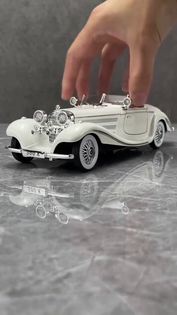 Vintage Classic Toy Car – Elegant Collectible Model for Car Lovers