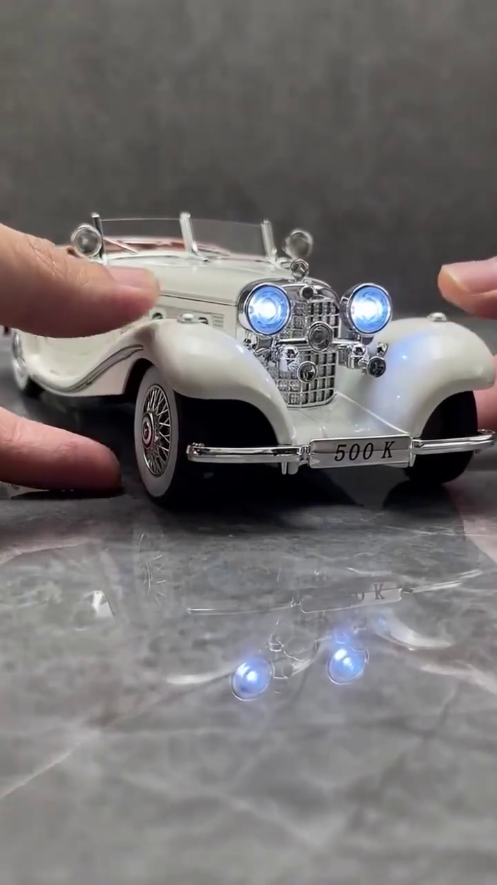 Vintage Classic Toy Car – Elegant Collectible Model for Car Lovers