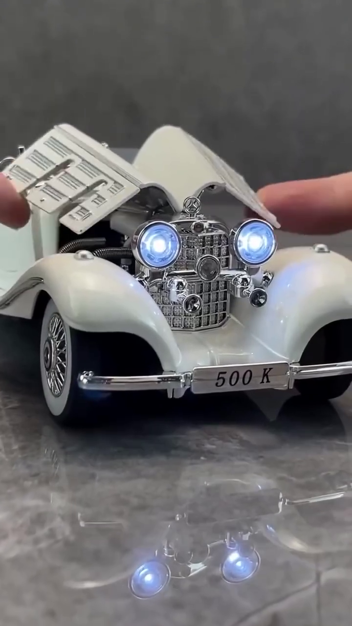 Vintage Classic Toy Car – Elegant Collectible Model for Car Lovers